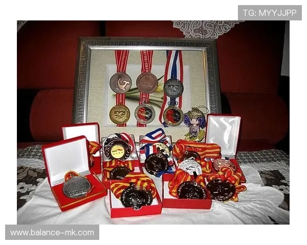 格兰特·哈克特接力金牌闪耀赛场,书写游泳传奇新篇章