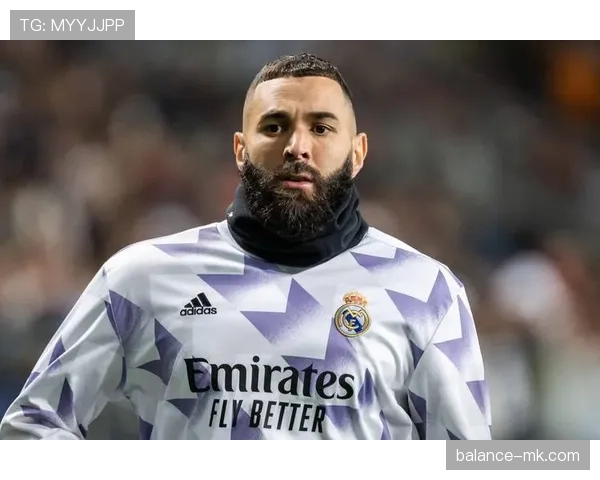 本泽马凭借聪明跑位与卓越支点技术崛起为球队进攻核心 本泽马凭借聪明跑位与卓越支点技术崛起为球队进攻核心