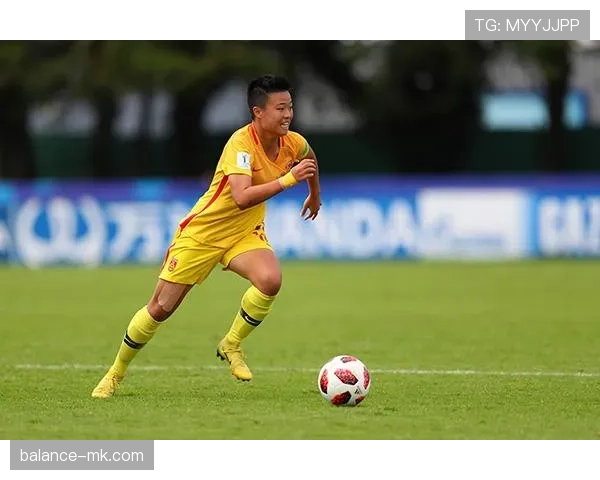 足球新秀强势崛起，关键战役助球队力克强敌迎胜利